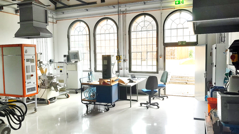 Das Bild zeigt Anlagentechnik im Kunststofflabor im Technikum Pirna-Copitz 