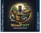 Der Text zeigt das Logo des Podcasts The WoodCast (orange/grüner Kreis mit Holz, Mikroskop, Fabrik und zahnrädern sowie einem Mittig angeordneten Mikrophon darin), eingerahmt vom text "Prof. Pfriem zu Gast bei ...", "...hört gerne rein!"