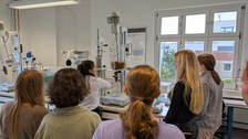 Schülerinnen schauen im Labor zu