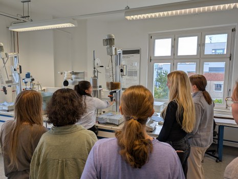 Schülerinnen schauen im Labor zu