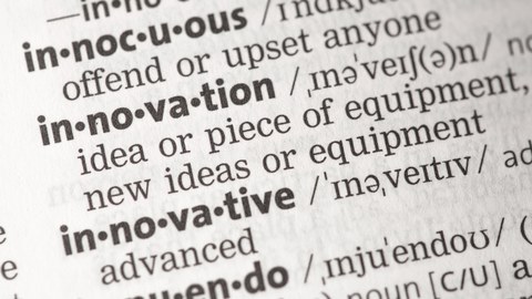 Foto eines Ausschnittes aus einem englischen Wörterbuch. Der Ausschnitt zeigt das Wort "innovation" mit der Definiton auf Englisch