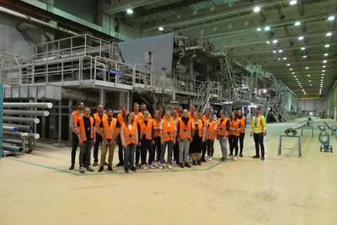 Gruppenfoto vor einer Papiermaschine von LEIPA in Schwed