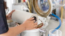 Abgautschen bei der Papierherstellung im Labor