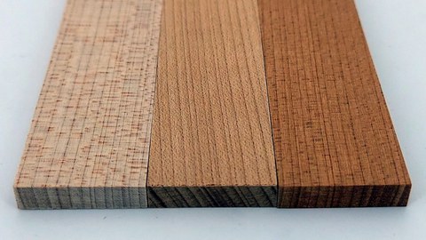 Das Bild zeigt drei Ahornproben: Links die unbehandelte Referenzprobe, in der Mitte eine Probe, die bei 135 °C behandelt wurde und dunkler ist, und rechts die Probe mit der höchsten Behandlungstemperatur von 142 °C, die die dunkelste Färbung hat.