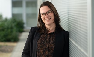 Die Abbildung zeigt ein Portrait von Frau Nicole Ludat.