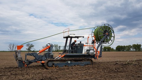Verlegesystem "Kollektorweber" beim einpflügen von Geothermierohr in 2m Tiefe