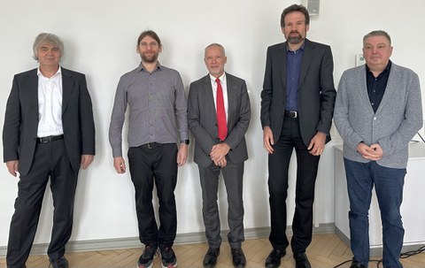 Promotionskommission mit Herrn Dr. Tom Franke (v. l. n. r.: Prof. Dr. Hans-Peter Wiesmann, Dr. Tom Franke, Prof. Dr. André Wagenführ, Prof. Dr. Markus Rüggeberg, Prof. Dr. habil. Steffen Fischer)