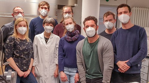 Gruppenfoto: Von links nach rechts, hintere Reihe: Dr.-Ing. Frank Rüdiger, Karl Schoppmann, Vera Liebmann; vordere Reihe: Kristin Hovorka, Dr.-Ing. Susann Zahn, Lisa Parschat, Manuel Helbig, Christian Golla, Sebastian Kricke; nicht im Bild: Dr.-Ing. Hannes Köhler, Matti Heide und Christiane Berger