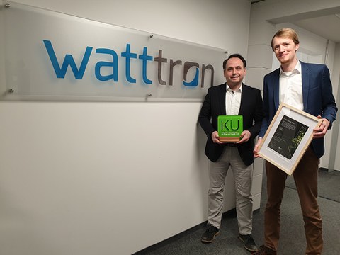 Marcus Stein und Sascha Bach vor Schild mit der Aufschrift "watttron".