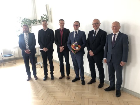 Gruppenfoto von Tobias Müller und der Promotionskommission.