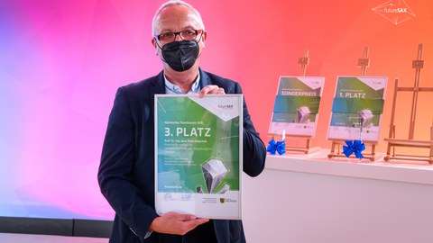 Prof. Majschak hält Urkunde zum 3. PLatz des Sächsischen Transferpreises 