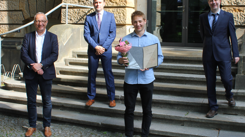 Foto. Übergabe des Teekannepreises. v.l.n.r Prof Majschak, Prof Kästner, Martin Guist  (Preisträger) und Prof. Wallmersperger