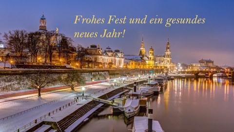 Das Foto von der verschneiten beleuchteten Elbterrasse mit Dampfer und Frauenkirche im Abendrot.