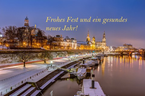 Das Foto von der verschneiten beleuchteten Elbterrasse mit Dampfer und Frauenkirche im Abendrot.