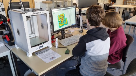 Zwei Jungen mit 3D-Drucker.
