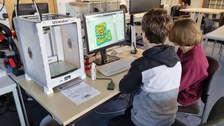 Zwei Jungen mit 3D-Drucker.