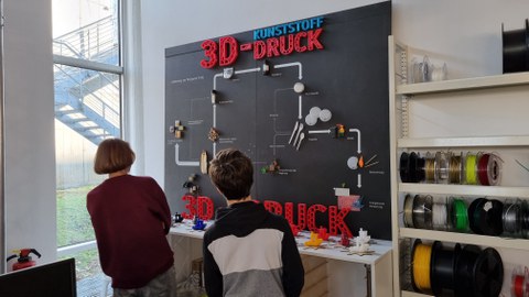 Zwei Jungen am Schuabild 3D-Druck.
