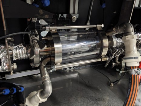 Die Abbildung zeigt den Aufbau eines der drei baugleichen Messstreckensegmente. Die Segmente sind dabei vollständig demontierbar, temperierbar und im mittleren Bereich für visuelle Detektionen transparent ausgeführt.