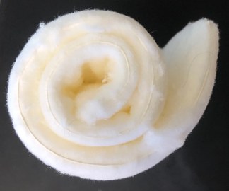 Spirale aus einer weißen flauschigen Matte.