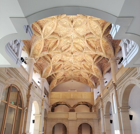 Foto eines Kirchenraumes mit aufwändigem floralem Gewölbe.