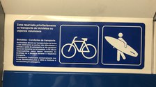 Foto Surfbrettplatz neben Fahrradplatz in der Metro.