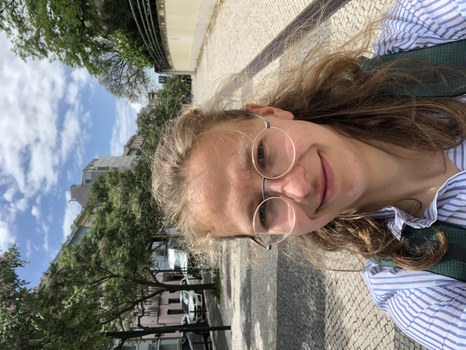 Selfie in begrünter Straße.