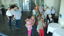 Teilnehmer des Absolventetreffens bei der Erfrishcungspause.