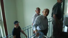Drei Männer gehenh eine Treppe hinauf.