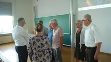 Prof. Majschak überreicht Urkunden.
