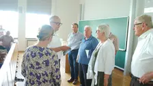 Prof. Majschak überreicht Urkunden.