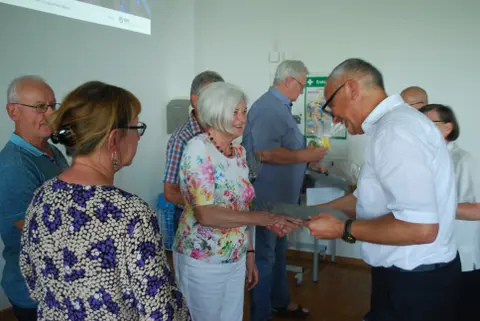 Prof. Majschak überreicht Urkunden.