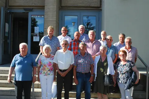 Gruppenbild der goldenen Diplomanden mit Prof. Majschak.