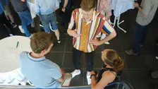Drei Menschen unterhalten sich.