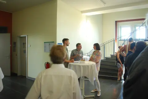 Teilnehmer des Absolventetreffens bei der Erfrishcungspause.