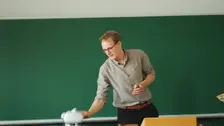 Ein Mann nimmt eine VR-Brille aus dem Etui.