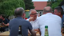 Prof. Majschak im lockeren Gespräch im Freien.