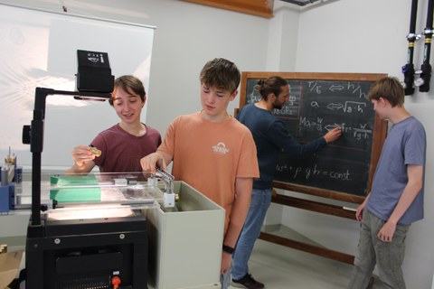 Schülerpraktikanten bei der Vorbereitung eines Demonstrationsversuchs zur Flachwasseranalogie, v.l.n.r.: Paul Botton, Max Bruch, Erik Frense (Betreuer), Philipp Müller     