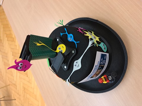 Hut mit Turbinenschaufel und lustigen Neuronen