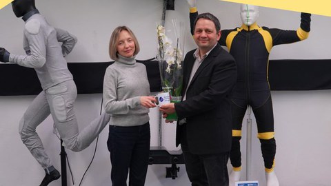 Bild der Übergabe eines Blumenstraußes an Frau Prof. Sadretdinova