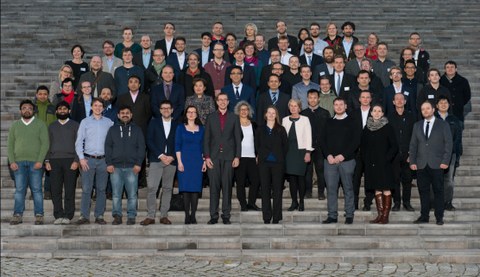 Foto mit allen Mitarbeiterinnen und Mitarbeitern vom Institut, aufgenommen 2019 