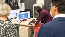 Foto von der Übergabe eines 4D Scanners an die Professur Montagetechnik für textile Produkte
