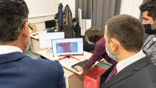 Foto von der Übergabe eines 4D Scanners an die Professur Montagetechnik für textile Produkte