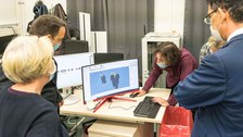 Foto von der Übergabe eines 4D Scanners an die Professur Montagetechnik für textile Produkte