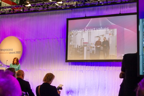 Impressionen von der Übergabe des Innovationsawards auf der Techtextil 2022
