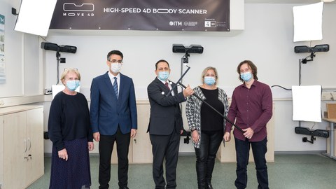 Foto von der Übergabe eines 4D Scanners an die Professur Montagetechnik für textile Produkte