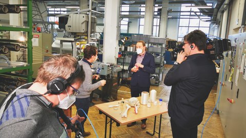 Foto mit Fernsehteam von ARD für Aufnahmen in der Textilmaschinenhalle des ITM