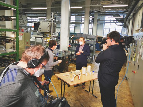 Foto mit Fernsehteam von ARD für Aufnahmen in der Textilmaschinenhalle des ITM