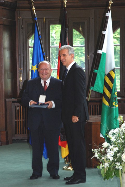 Herr Prof. Fuchs mit dem sächsischen Ministerpräsidenten Stanislaw Tillich bei der Verleihung des Bundesverdienstkreuzes