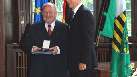Herr Prof. Fuchs mit dem sächsischen Ministerpräsidenten Stanislaw Tillich bei der Verleihung des Bundesverdienstkreuzes