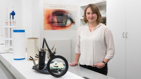 Foto mit Frau Böhnke als Preisträgerin des Kreativitätspreis des VDMA 2020